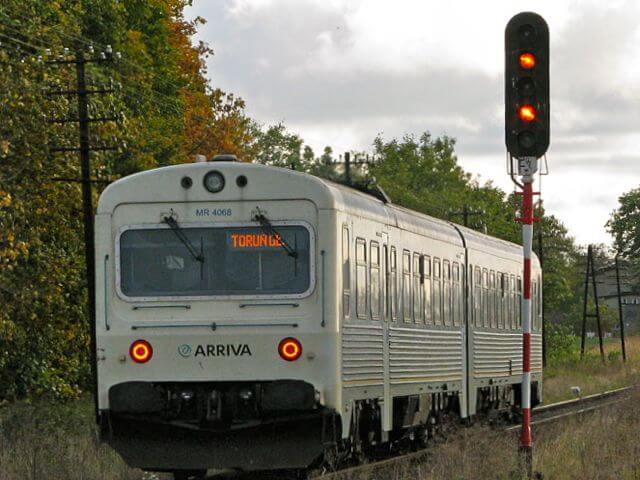 sygnalizator półsamoczynny w Ostaszewie podający sygnał S13 mijany przez pociąg spółki PCC Arriva do Torunia Głównego
